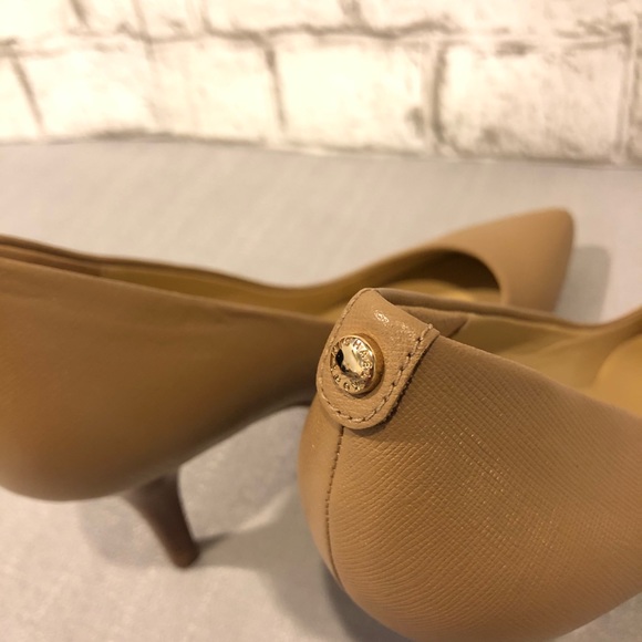Michael Kors ‘Dorothy’ Nude Pumps 8.5 gold accent - Picture 3 of 8